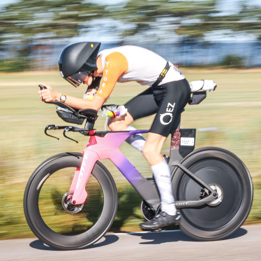 Man riding with EZ Disc and rear bottle holder