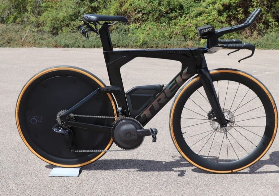 Black triathlon bike featuring a rear disc wheel cover and aerodynamic frame.