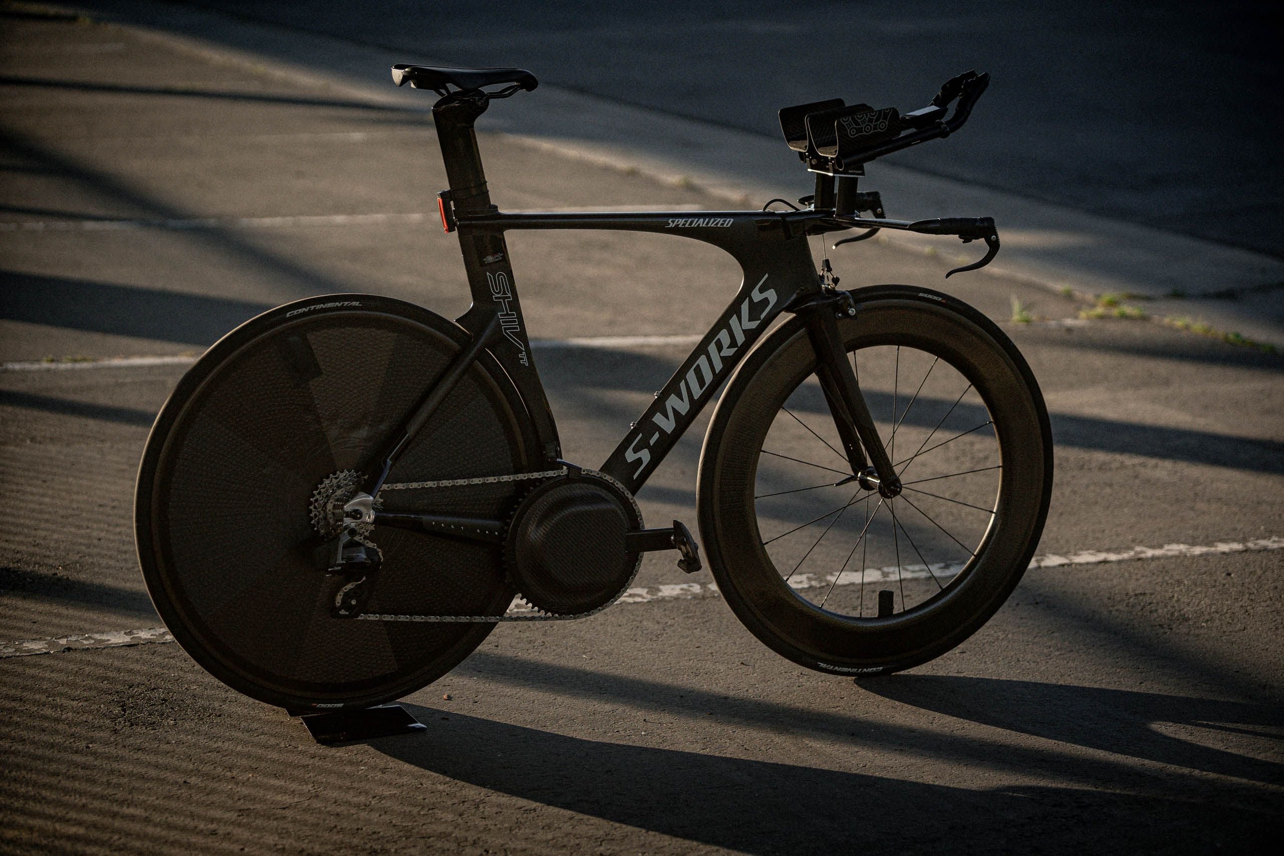 Sram-Kurbel mit EZ Aero-Kettenblattabdeckung, damit Sie beim Zeitfahren und Triathlon schneller fahren.